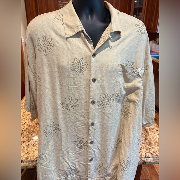 Tommy Bahama‎ Light Tan Floral Shirt - Picture 2 of 8